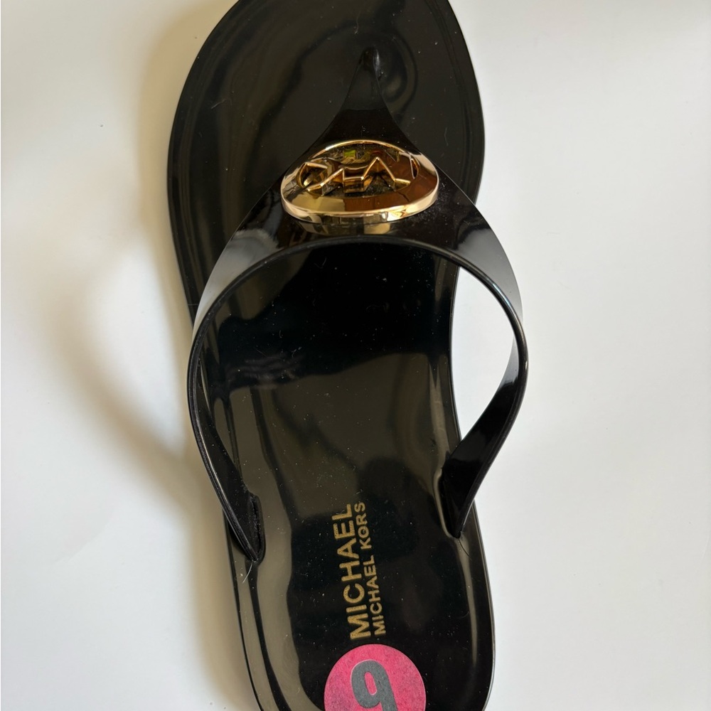 NWT Michael Kors Black Patent Jelly Thong Sandals with Gold MK Emblem-size 6 - Picture 2 of 4